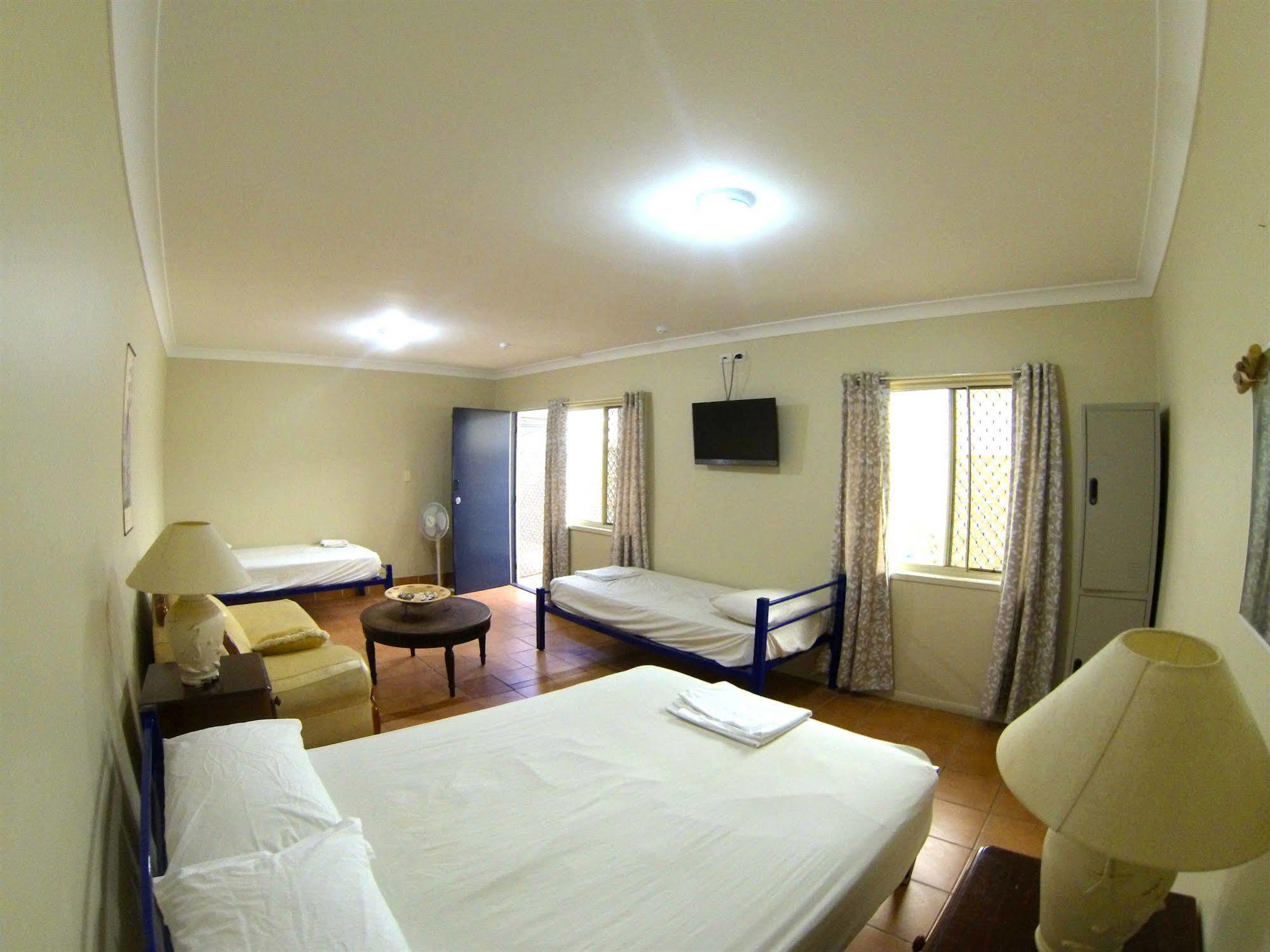 Budds In Surfers Backpackers Gold Coast Bagian luar foto
